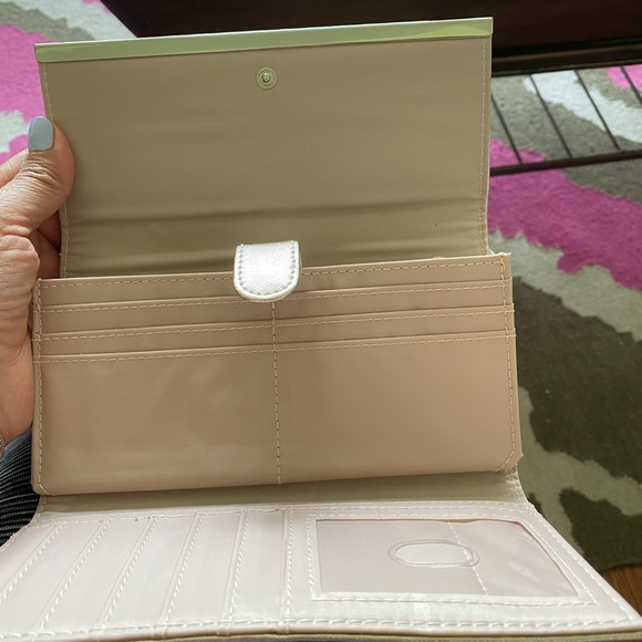 Rose Gold Metallic Women’s Wallet. 2 Interior Pockets. Clasp Closure.. - Picture 9 of 14